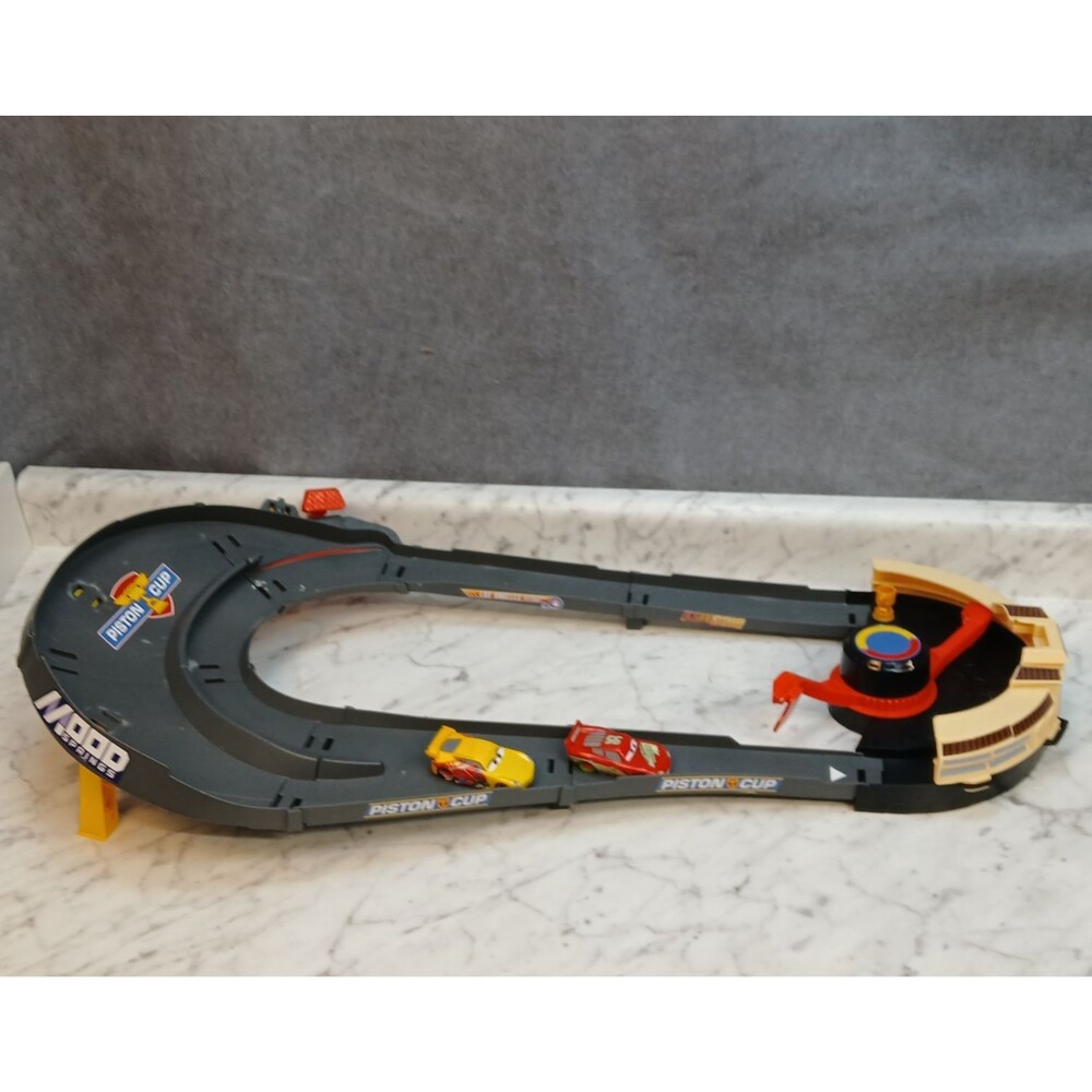 Disney Pixar Cars HXJ33 NASCAR Lane Change Race Playset